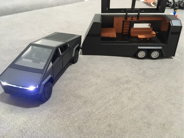 Первые серийные Tesla Cybertruck приехали в дилерский салон