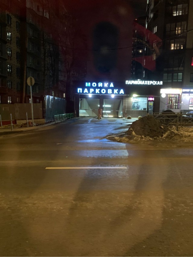 В ЖК «Санрайс» в Новой Москве местных напугали двое мужчин, которые записывали схему дома и фотографировали толщину опорных столбов на парковке