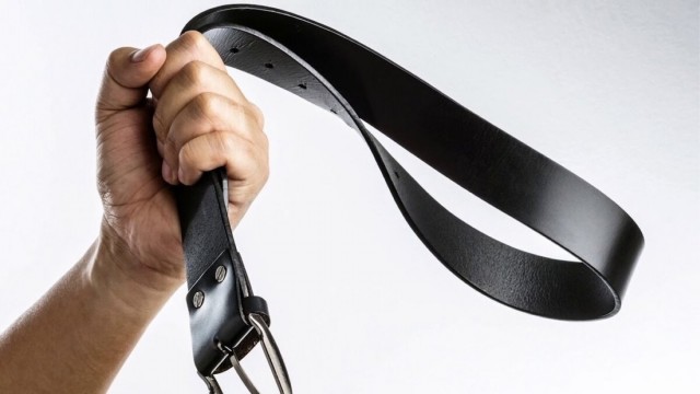 В Брянске подростки ради хайпа избили мужчину во дворе многоэтажки, снимая все на видео