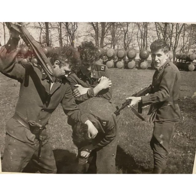 А давайте в честь праздника, выкладывать свои армейские фотки уважаемые яповцы