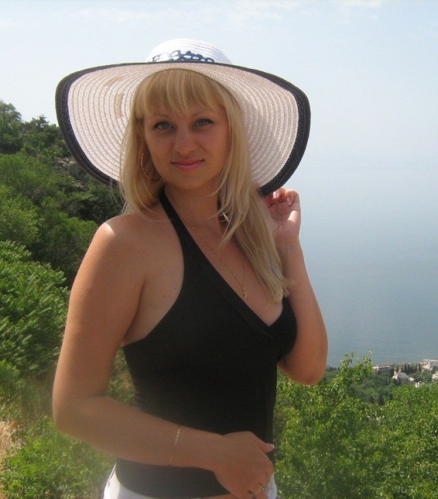 Дамы в шляпках и купальниках