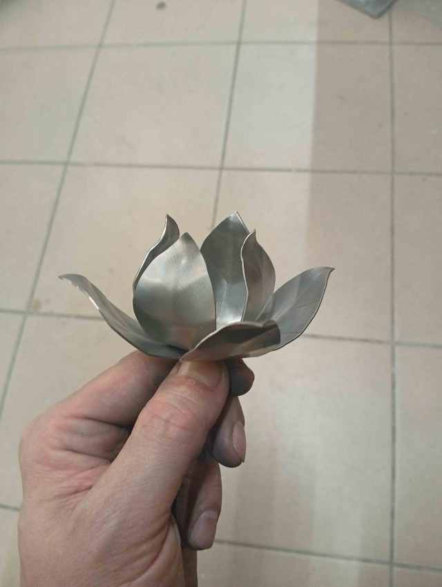 Цветочек для супруги.