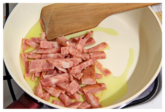 Спагетти с ветчиной, грибами и сливками