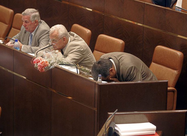 Спят усталые, политики и избранники.