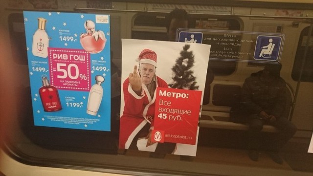 Петербургские активисты развесили депрессивные новогодние плакаты в метро