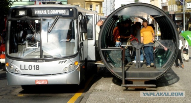 Пассажирский автобус вылетел на остановку в Москве