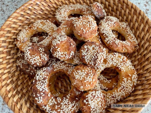 Творожно-сырные колечки с кунжутом