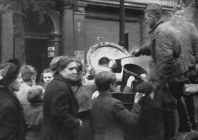 «Ресторан травли»: немцы заклеймили трактирщика, запретившего входить россиянам