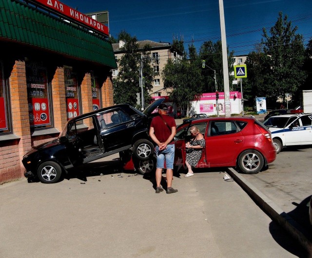 Такой эпичной парковки от женщины-водителя Смоленск ещё никогда не видел