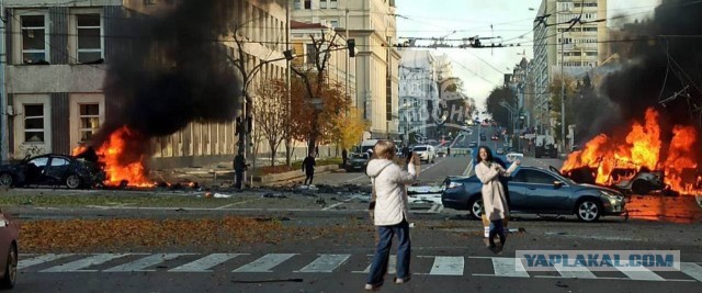 Кадры из киевского метро, где люди укрываются от ударов