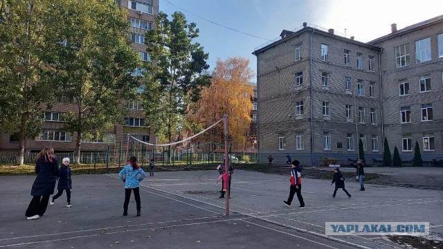 Блогер показал, как выглядит спортивное поле недавно построенной школы в Мариуполе