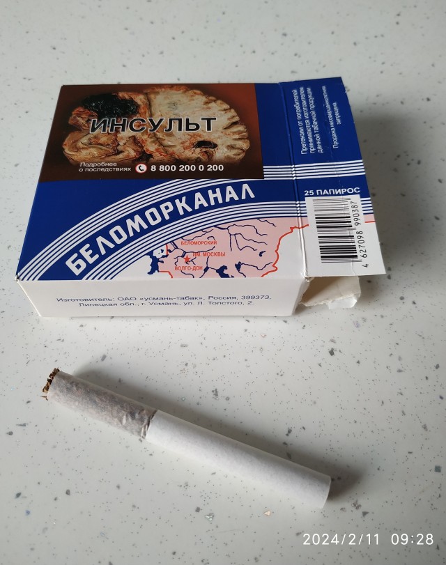 Подоконник на заброшенном заводе.