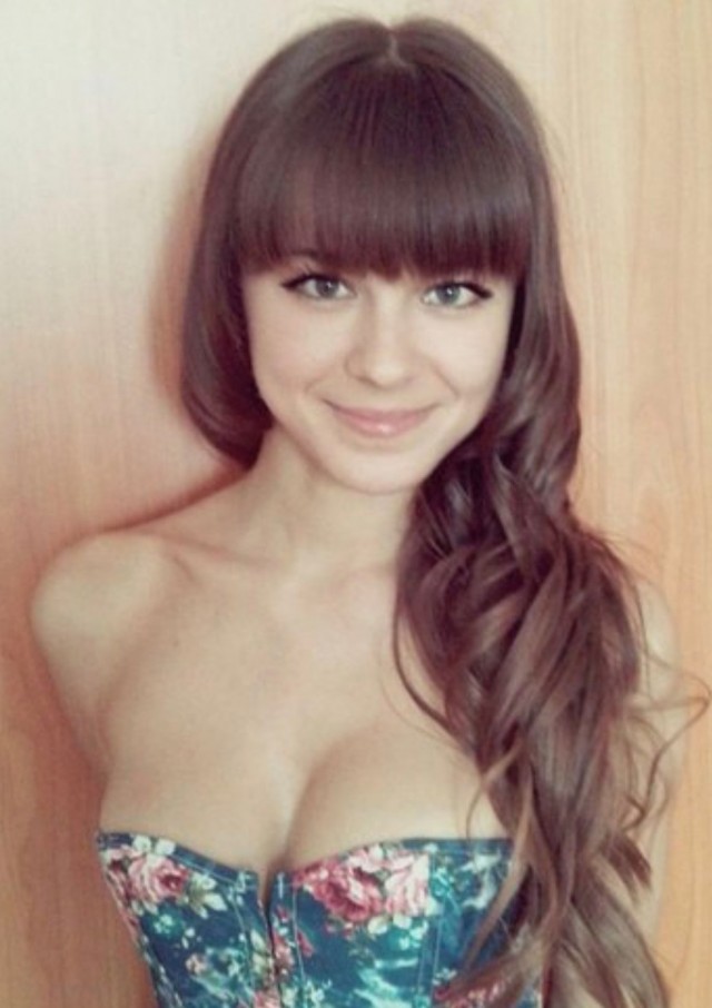 Девушки с ухмылкой на лице