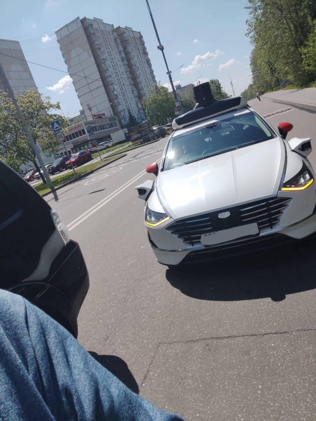 На юго-западе Москвы произошло ДТП с иномаркой и беспилотным автомобилем.