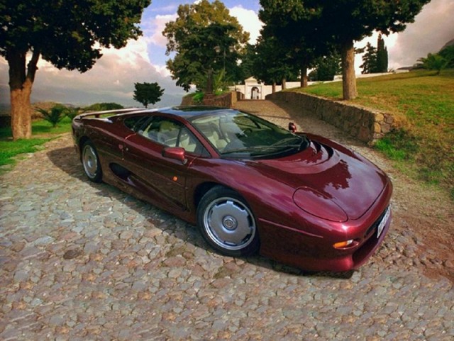 Jaguar Xj220 И этой машине 20 лет?