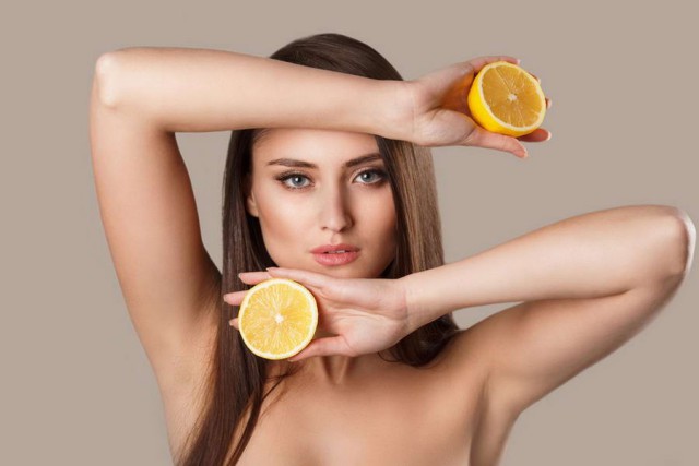 Девушки и желтый фрукт