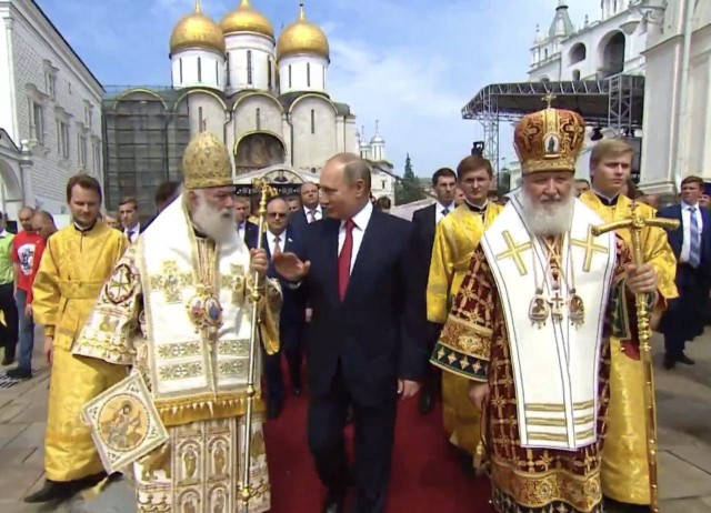 Путин принял участие в шествии против пенсионной реформы в Москве