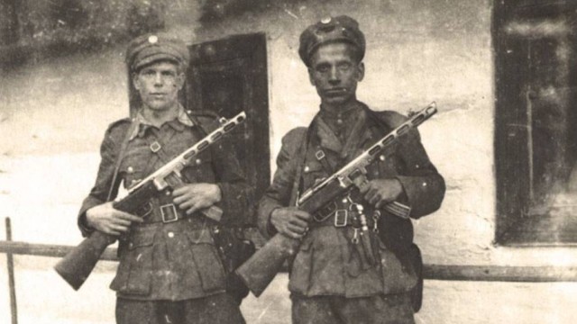 Полицейские демонстрируют пистолеты, чтобы люди держали от них дистанцию и случайно не заразили