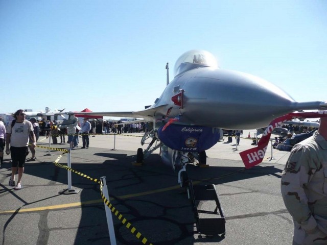 Маневр истребителя F-16 Viper ВВС США на предельно малой высоте