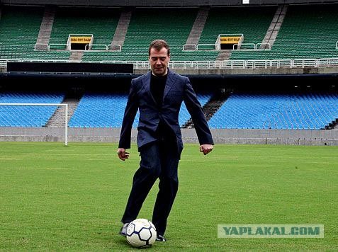 Фотожаба: Медведев футболист