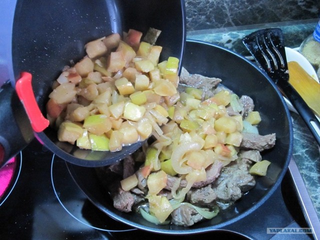 Говяжьи ребра, тушеные с яблоками!