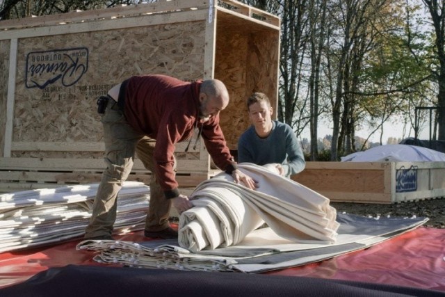 Пара построила юрту.