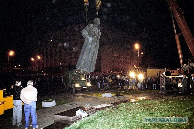 Вернуть Дзержинского на Лубянку предложил уже и  депутат Мосгордумы Николай Зубрилин.
