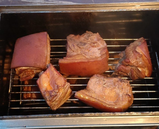 Не хотели бы вы мяска горячего копчения?