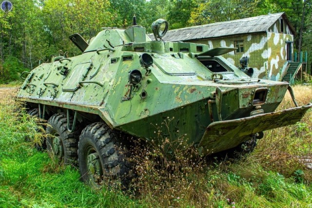 Заброшенные в лесу БТР-ы связистов с дорогими платами внутри