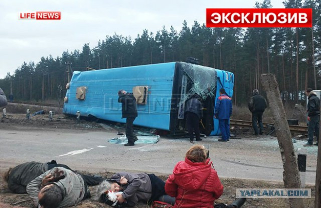 Поезд сбил автобус в Ленобласти