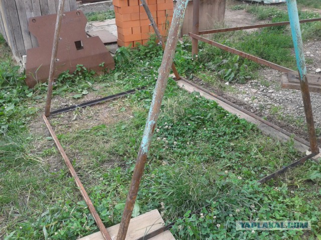Качели из хлама