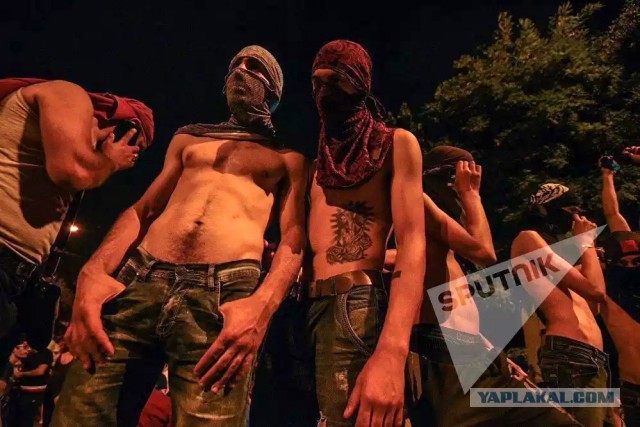 В центре Еревана начались столкновения демонстрантов с полицией