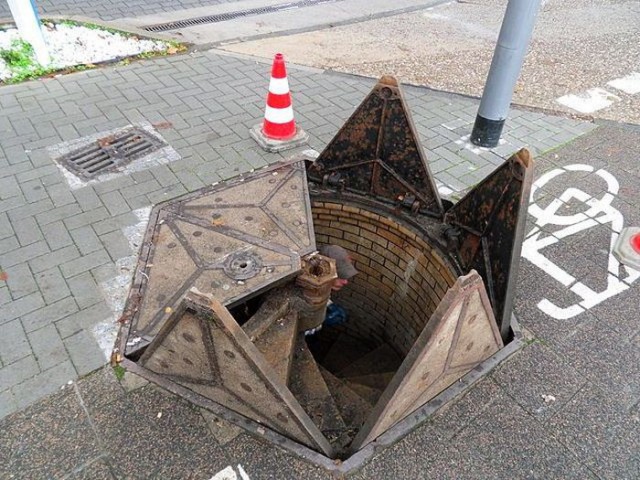Почему люк на дороге круглый?
