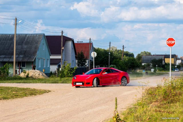 «Не удалось накопить на Ferrari, потому построил ее сам». Красная «Изольда» из белорусской провинции
