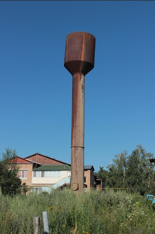 Водонапорная башня рухнула на «буханку» во время ремонта в Тверской области