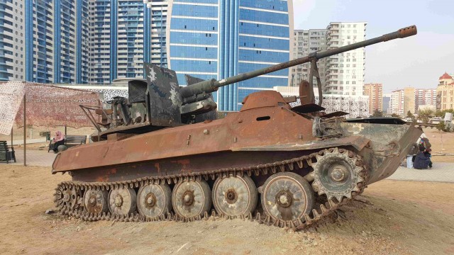 Выставка трофейной военной техники в Баку