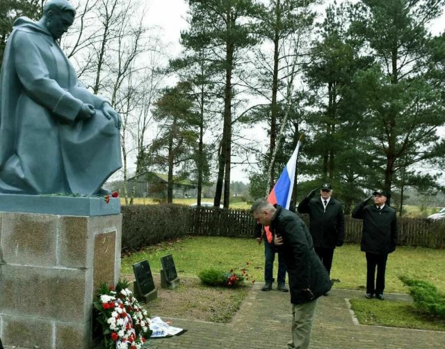 Сложно поверить, но в Латвии установили памятник бойцам Красной Армии