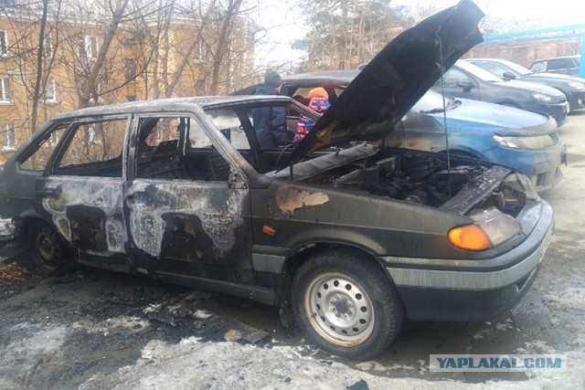 Самопровозглашенный владелец парковочного места во дворе наказал девушку посмевшую вторгнуться в "его владения"