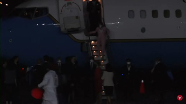 Самолет, на котором может находиться Пелоси, повернул в сторону Тайваня
