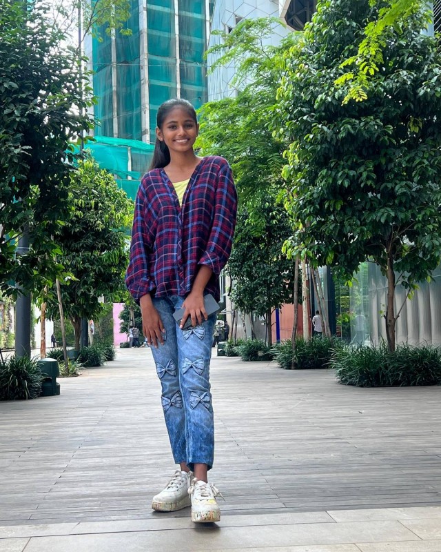 Случайная встреча превратила девушку из трущоб Мумбаи в подростковую модель