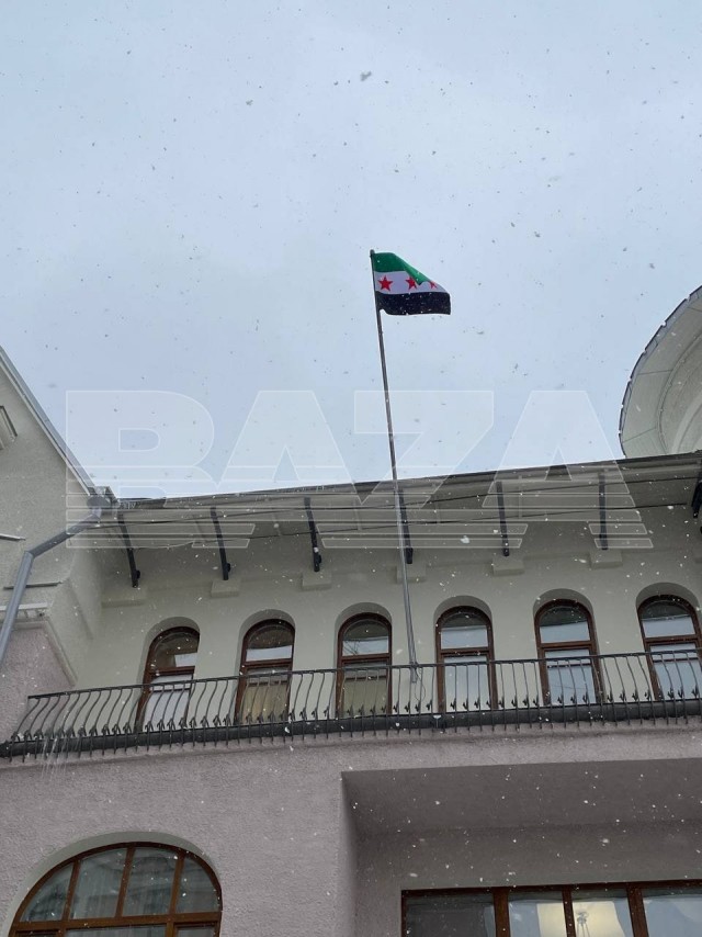 Над посольством Сирии в Москве подняли флаг оппозиции