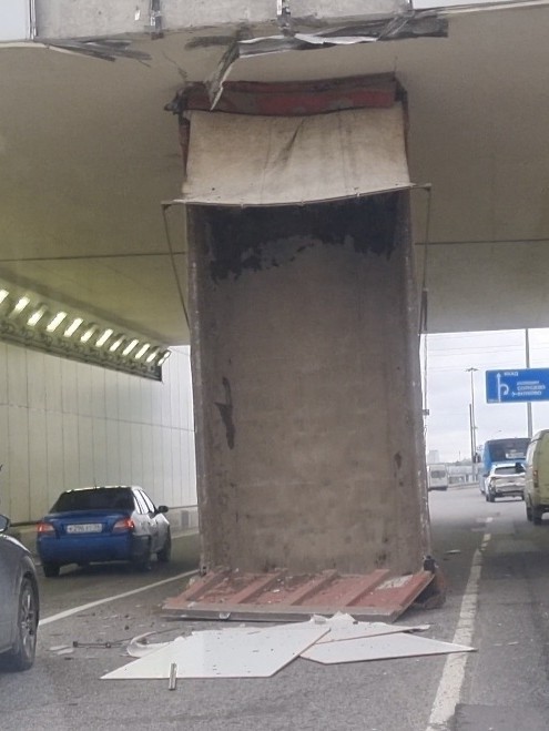 В московском туннеле пытался трансформироваться автобот, но что-то пошло не по плану.