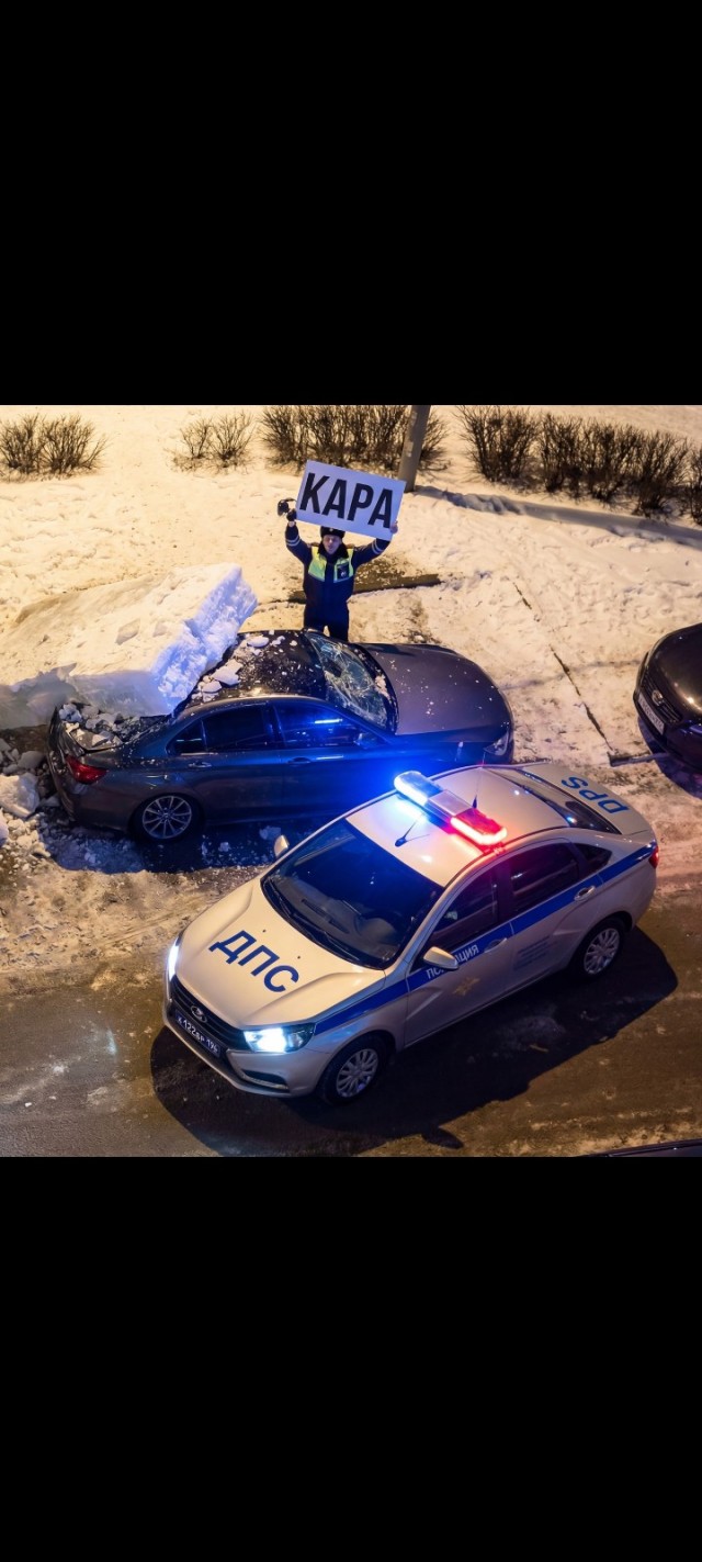 Мужчина оригинально решил проблему стоянки автомобиля "застолбив" сразу два места