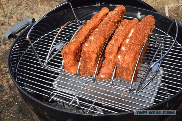 Копченые свиные ребрышки барбекю.