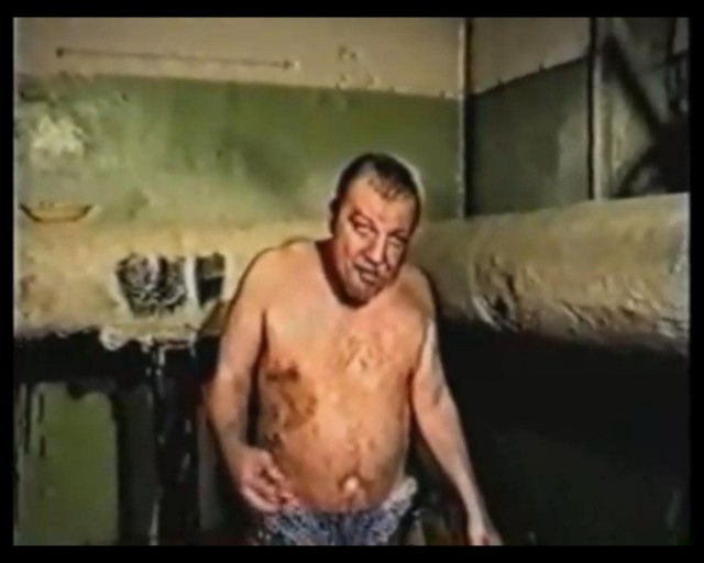 Обосрался в костюме клоуна