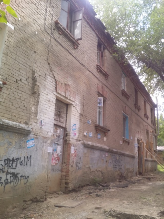 Нерасселенный разваливающийся саратовский дом подперли деревянными досками