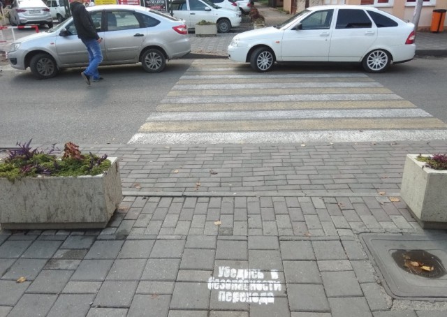 Очередное наглое хамство при парковке. Один уехал, другой встал. И конца этому нет