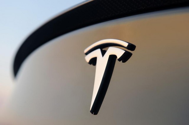 Австриец разбил Tesla и не может от неё избавиться: электромобиль не утилизируют