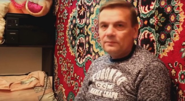 ЧД (черная дыра) притягивает, раскручивает и разрывает нейтронную звезду...