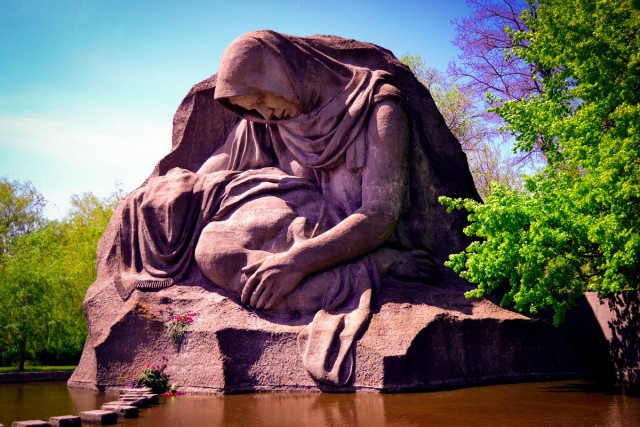 Этот День Победы порохом пропах